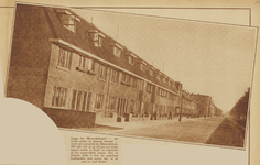 872944 Gezicht over de Merwedekade in de Rivierenwijk te Utrecht, met nieuwbouwwoningen; rechts het Merwedekanaal.